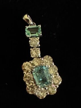 Stunning 18k white gold, diamond and natural Emerald Pendant